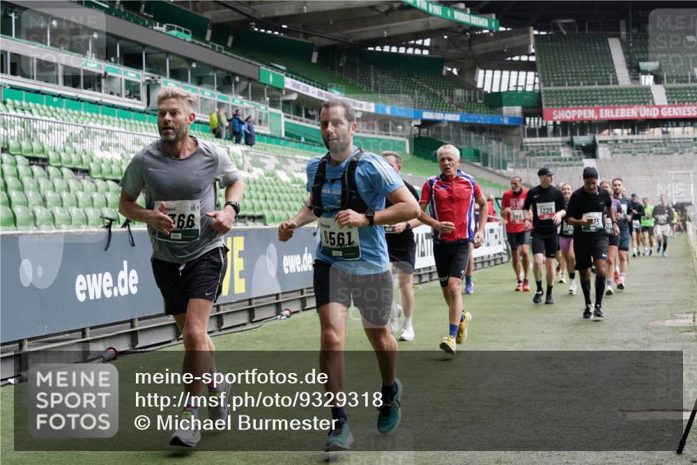 05.10.2025 - 20. swb-Marathon Bremen Michael Burmester http://msf.ph/oto/9329318 05.10.2025 12:58:51 Laufen im Stadion 90, 219, 586, 667, 726, 963, 988, 1229, 1503, 1619, 1716, 1843, 1854, 2496, 2734, 2797, 2821, 2922, 2941, 3141, 3252, 3254, 3373, 3467, 3573, 3602, 3615, 3791, 4095, 4113, 4522, 4709, 4783, 4827, 4909, 4967, 5123, 5214, 5261, 5530, 5584, 5722, 5808, 5878, 5891, 5917, 6007, 6113, 6561, 6624, 6672, 6675, 6676, 6882, 6944, 7038, 7169, 7185, 7311, 7312, 7550, 7813, 7976, 8214, 8247, 8328, 8355, 8379, 8539, 8972, 9024, 9112, 846, 2158, 2648, 2662, 2893, 4102, 4389, 4446, 5313 meine-sportfotos.de