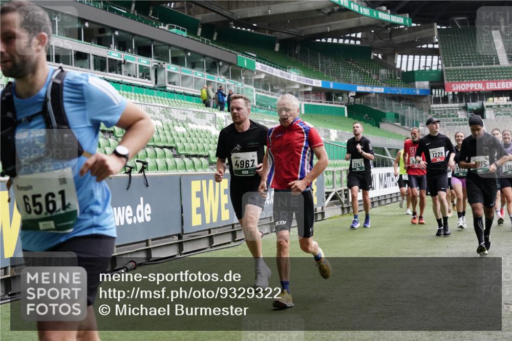 05.10.2025 - 20. swb-Marathon Bremen Michael Burmester http://msf.ph/oto/9329322 05.10.2025 12:58:52 Laufen im Stadion 90, 219, 586, 667, 726, 963, 988, 1229, 1503, 1619, 1716, 1843, 1854, 2496, 2734, 2797, 2821, 2922, 2941, 3141, 3252, 3254, 3373, 3467, 3573, 3602, 3615, 3791, 4095, 4113, 4522, 4709, 4783, 4827, 4909, 4967, 5123, 5214, 5261, 5530, 5584, 5722, 5808, 5878, 5891, 5917, 6007, 6113, 6561, 6624, 6672, 6675, 6676, 6882, 6944, 7038, 7169, 7185, 7311, 7312, 7550, 7813, 7976, 8214, 8247, 8328, 8355, 8379, 8539, 8972, 9024, 9112, 846, 2158, 2648, 2662, 2893, 4389, 4446, 5313 meine-sportfotos.de