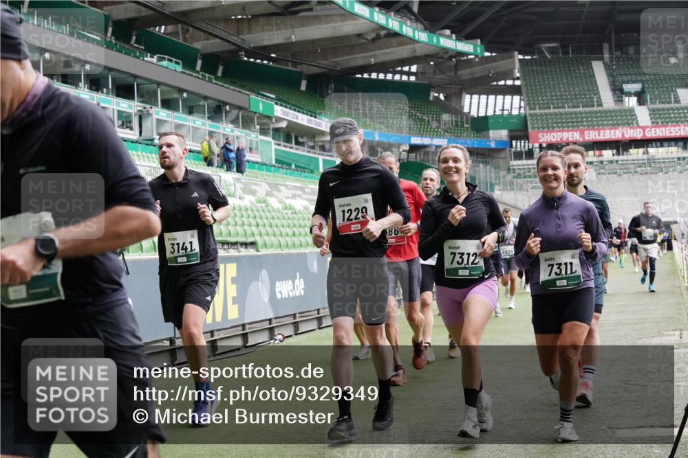 05.10.2025 - 20. swb-Marathon Bremen Michael Burmester http://msf.ph/oto/9329349 05.10.2025 12:58:56 Laufen im Stadion 219, 586, 667, 726, 988, 1229, 1503, 1516, 1619, 1716, 1843, 1854, 2496, 2663, 2734, 2797, 2922, 2941, 3141, 3252, 3254, 3467, 3573, 3615, 3791, 4095, 4113, 4486, 4522, 4709, 4783, 4827, 4909, 4967, 5123, 5214, 5261, 5530, 5584, 5722, 5808, 5878, 5891, 6007, 6030, 6113, 6374, 6561, 6624, 6672, 6675, 6676, 6882, 6944, 7038, 7169, 7185, 7262, 7311, 7312, 7550, 7813, 7976, 8214, 8247, 8355, 8379, 8539, 8972, 9024, 9112, 10526, 90, 846, 2158, 2648, 2893, 4389, 4446, 5313 meine-sportfotos.de