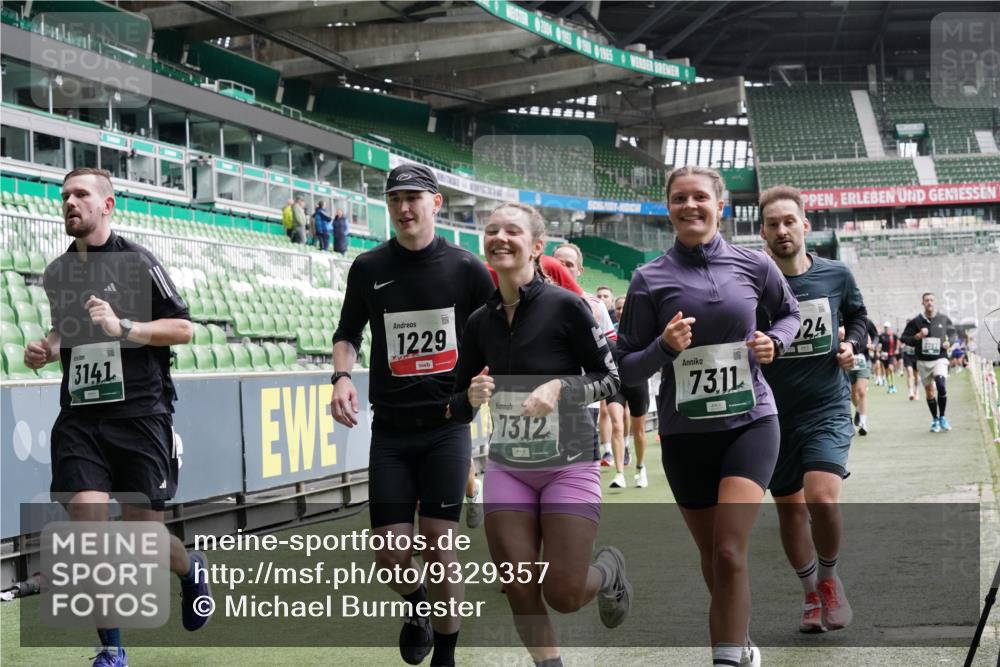 05.10.2025 - 20. swb-Marathon Bremen Michael Burmester http://msf.ph/oto/9329357 05.10.2025 12:58:56 Laufen im Stadion 219, 586, 667, 726, 988, 1229, 1503, 1516, 1619, 1716, 1843, 1854, 2496, 2663, 2734, 2797, 2922, 2941, 3141, 3252, 3254, 3467, 3573, 3615, 3791, 4095, 4113, 4486, 4522, 4709, 4783, 4827, 4909, 4967, 5123, 5214, 5261, 5530, 5584, 5722, 5808, 5878, 5891, 6007, 6030, 6113, 6374, 6561, 6624, 6672, 6675, 6676, 6882, 6944, 7038, 7169, 7185, 7262, 7311, 7312, 7550, 7813, 7976, 8214, 8247, 8355, 8379, 8539, 8972, 9024, 9112, 10526, 90, 846, 2158, 2648, 2893, 4389, 4446, 5313 meine-sportfotos.de