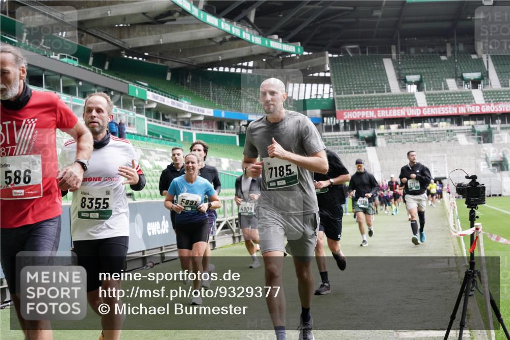 05.10.2025 - 20. swb-Marathon Bremen Michael Burmester http://msf.ph/oto/9329377 05.10.2025 12:58:58 Laufen im Stadion 219, 586, 667, 726, 988, 1229, 1503, 1516, 1598, 1619, 1716, 1843, 1854, 2496, 2663, 2734, 2797, 2922, 2941, 3141, 3252, 3254, 3467, 3573, 3615, 3791, 4095, 4113, 4486, 4522, 4783, 4827, 4909, 4967, 5123, 5214, 5261, 5530, 5584, 5722, 5808, 5878, 5891, 6007, 6030, 6113, 6374, 6561, 6624, 6672, 6675, 6882, 6944, 7038, 7169, 7185, 7262, 7311, 7312, 7550, 7813, 7976, 8214, 8247, 8355, 8379, 8539, 8972, 9024, 9112, 10526, 90, 846, 2158, 2648, 2893, 4389, 4446, 5313 meine-sportfotos.de