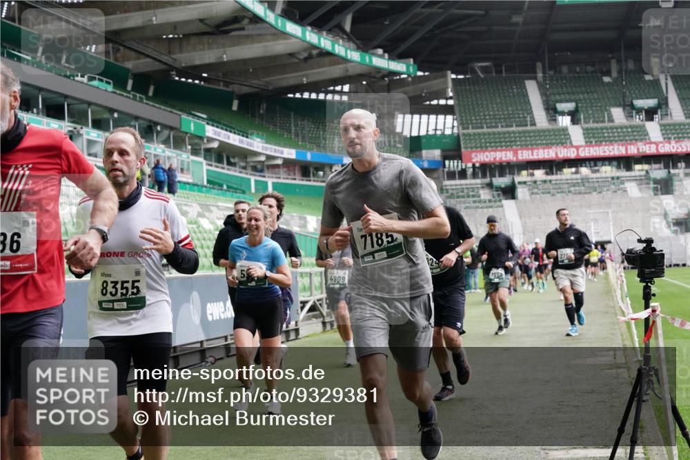 05.10.2025 - 20. swb-Marathon Bremen Michael Burmester http://msf.ph/oto/9329381 05.10.2025 12:58:58 Laufen im Stadion 219, 586, 667, 726, 988, 1229, 1503, 1516, 1598, 1619, 1716, 1843, 1854, 2496, 2663, 2734, 2797, 2922, 2941, 3141, 3252, 3254, 3467, 3573, 3615, 3791, 4095, 4113, 4486, 4522, 4783, 4827, 4909, 4967, 5123, 5214, 5261, 5530, 5584, 5722, 5808, 5878, 5891, 6007, 6030, 6113, 6374, 6561, 6624, 6672, 6675, 6882, 6944, 7038, 7169, 7185, 7262, 7311, 7312, 7550, 7813, 7976, 8214, 8247, 8355, 8379, 8539, 8972, 9024, 9112, 10526, 90, 846, 2158, 2648, 2893, 4389, 4446, 5313 meine-sportfotos.de