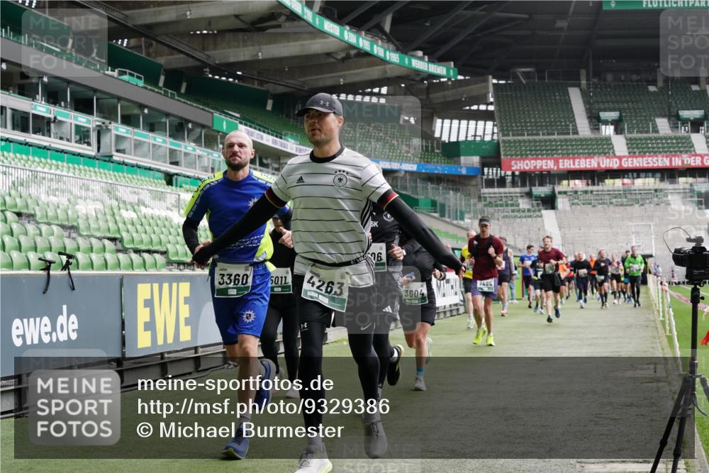05.10.2025 - 20. swb-Marathon Bremen Michael Burmester http://msf.ph/oto/9329386 05.10.2025 13:00:53 Laufen im Stadion 47, 52, 58, 72, 156, 283, 440, 491, 498, 575, 694, 1017, 1082, 1116, 1182, 1238, 1273, 1423, 1471, 1606, 1968, 1973, 1998, 2007, 2196, 2330, 2369, 2446, 2504, 2518, 2661, 2668, 2706, 2712, 2745, 2806, 2822, 2915, 3040, 3160, 3209, 3237, 3293, 3360, 3604, 3605, 3979, 4034, 4035, 4128, 4202, 4216, 4263, 4502, 4661, 4788, 4879, 5011, 5048, 5080, 5121, 5183, 5272, 5329, 5414, 5610, 5663, 5727, 5752, 5836, 5841, 6027, 6057, 6440, 6523, 6704, 6762, 271, 491, 1606, 1806 meine-sportfotos.de
