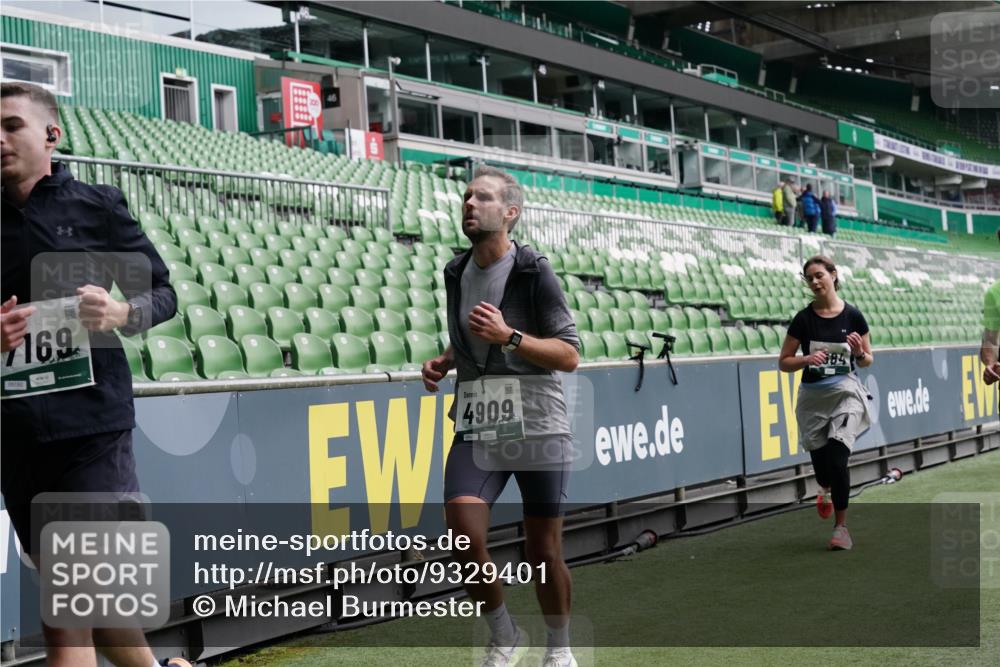 05.10.2025 - 20. swb-Marathon Bremen Michael Burmester http://msf.ph/oto/9329401 05.10.2025 12:59:01 Laufen im Stadion 27, 219, 586, 667, 726, 807, 988, 1043, 1229, 1503, 1516, 1598, 1619, 1711, 1716, 1843, 1854, 2496, 2663, 2734, 2797, 2922, 2941, 3141, 3252, 3254, 3467, 3615, 3747, 3791, 4095, 4113, 4486, 4522, 4783, 4827, 4909, 4967, 5123, 5261, 5530, 5584, 5722, 5808, 5878, 5891, 6007, 6030, 6113, 6374, 6561, 6624, 6672, 6882, 6944, 7038, 7169, 7185, 7262, 7311, 7312, 7511, 7550, 7976, 8097, 8214, 8247, 8355, 8379, 8539, 8972, 9024, 9112, 10526, 90, 846, 2158, 2648, 2893, 4389, 4446, 5313 meine-sportfotos.de