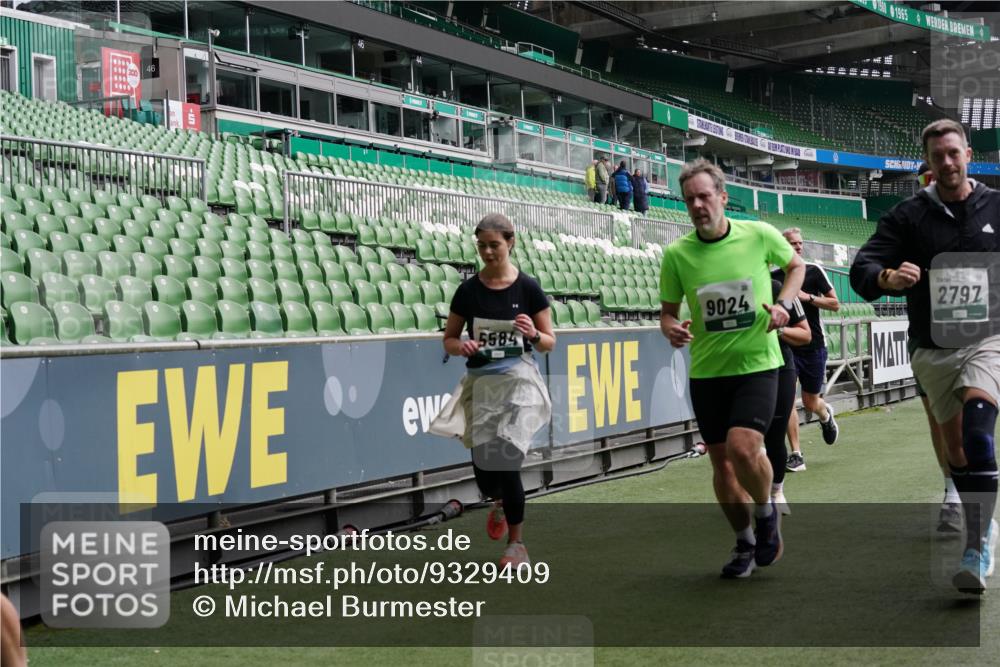 05.10.2025 - 20. swb-Marathon Bremen Michael Burmester http://msf.ph/oto/9329409 05.10.2025 12:59:02 Laufen im Stadion 27, 219, 586, 667, 726, 807, 988, 1043, 1229, 1503, 1516, 1598, 1619, 1711, 1716, 1843, 1854, 2496, 2663, 2734, 2797, 2922, 2941, 3141, 3252, 3254, 3467, 3615, 3747, 3791, 4095, 4113, 4486, 4522, 4783, 4827, 4909, 4967, 5123, 5261, 5530, 5584, 5722, 5808, 5878, 5891, 6007, 6030, 6113, 6374, 6561, 6624, 6672, 6882, 6944, 7038, 7169, 7185, 7201, 7262, 7311, 7312, 7511, 7550, 7976, 8097, 8214, 8247, 8355, 8485, 8539, 8972, 9024, 10526, 90, 846, 2158, 2648, 2893, 4389, 4446, 5313 meine-sportfotos.de