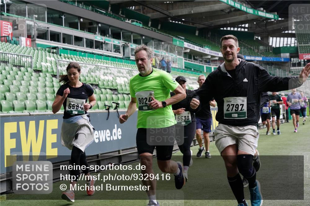 05.10.2025 - 20. swb-Marathon Bremen Michael Burmester http://msf.ph/oto/9329416 05.10.2025 12:59:03 Laufen im Stadion 27, 219, 586, 667, 726, 807, 988, 1043, 1229, 1503, 1516, 1598, 1619, 1711, 1716, 1843, 1854, 2496, 2663, 2734, 2797, 2922, 2941, 3141, 3252, 3254, 3467, 3615, 3747, 3791, 4095, 4113, 4486, 4522, 4783, 4827, 4909, 4967, 5123, 5261, 5530, 5584, 5722, 5808, 5878, 5891, 6007, 6030, 6113, 6374, 6561, 6624, 6672, 6882, 6944, 7038, 7169, 7185, 7201, 7262, 7311, 7312, 7511, 7550, 7976, 8097, 8214, 8247, 8355, 8485, 8539, 8972, 9024, 10526, 90, 846, 2158, 2893, 4389, 4446, 5313 meine-sportfotos.de