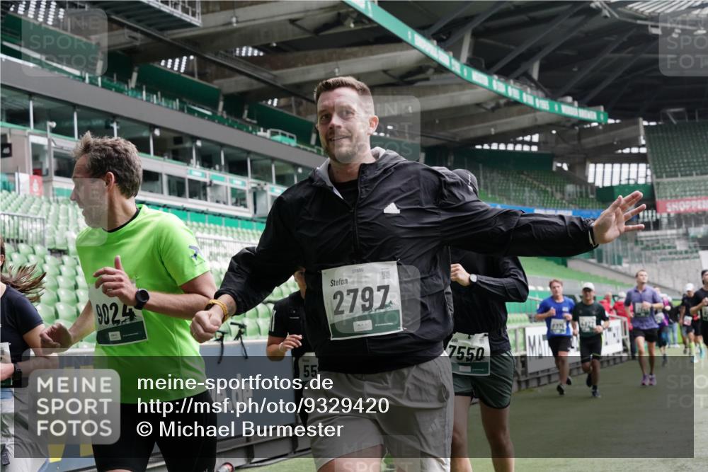 05.10.2025 - 20. swb-Marathon Bremen Michael Burmester http://msf.ph/oto/9329420 05.10.2025 12:59:03 Laufen im Stadion 27, 219, 586, 667, 726, 807, 988, 1043, 1229, 1503, 1516, 1598, 1619, 1711, 1716, 1843, 1854, 2496, 2663, 2734, 2797, 2922, 2941, 3141, 3252, 3254, 3467, 3615, 3747, 3791, 4095, 4113, 4486, 4522, 4783, 4827, 4909, 4967, 5123, 5261, 5530, 5584, 5722, 5808, 5878, 5891, 6007, 6030, 6113, 6374, 6561, 6624, 6672, 6882, 6944, 7038, 7169, 7185, 7201, 7262, 7311, 7312, 7511, 7550, 7976, 8097, 8214, 8247, 8355, 8485, 8539, 8972, 9024, 10526, 90, 846, 2158, 2893, 4389, 4446, 5313 meine-sportfotos.de