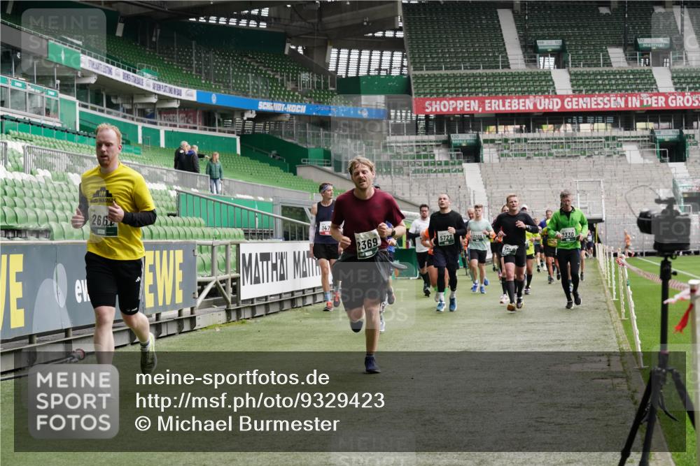05.10.2025 - 20. swb-Marathon Bremen Michael Burmester http://msf.ph/oto/9329423 05.10.2025 13:00:58 Laufen im Stadion 52, 58, 72, 156, 283, 440, 488, 498, 575, 694, 1017, 1082, 1116, 1182, 1238, 1273, 1423, 1471, 1968, 1973, 1998, 2007, 2196, 2235, 2330, 2369, 2446, 2504, 2661, 2668, 2706, 2712, 2745, 2806, 2822, 2995, 3160, 3209, 3237, 3293, 3360, 3604, 3605, 3979, 4034, 4035, 4128, 4202, 4216, 4263, 4329, 4502, 4661, 4788, 5011, 5048, 5080, 5121, 5183, 5272, 5329, 5414, 5610, 5663, 5727, 5752, 5836, 5841, 5985, 6027, 6057, 6082, 6440, 6523, 6704, 47, 271, 491, 1606, 1806, 2518, 2915 meine-sportfotos.de