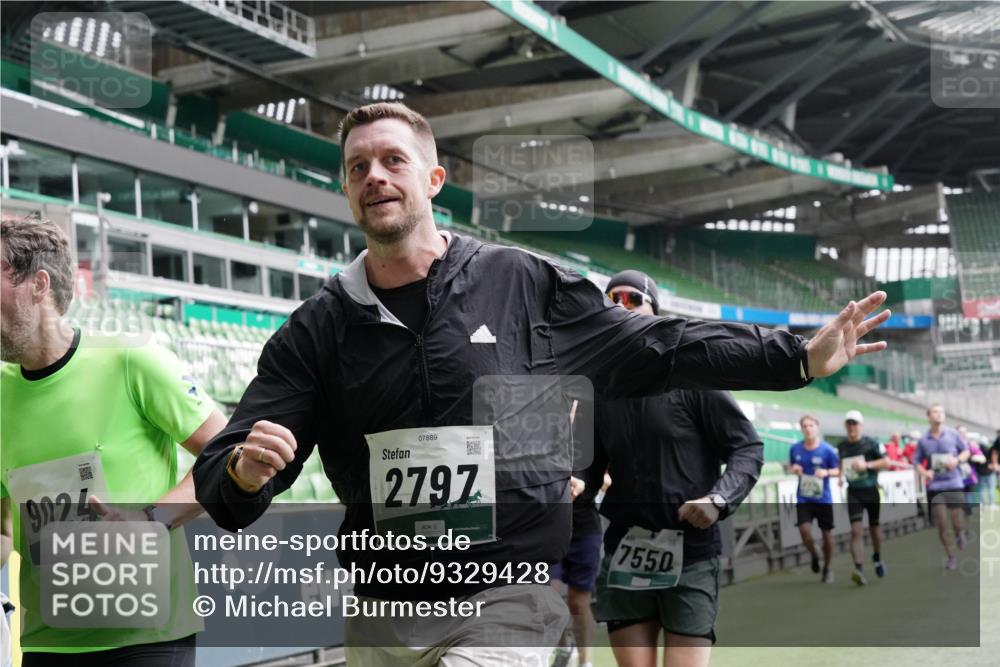 05.10.2025 - 20. swb-Marathon Bremen Michael Burmester http://msf.ph/oto/9329428 05.10.2025 12:59:03 Laufen im Stadion 27, 219, 586, 667, 726, 807, 988, 1043, 1229, 1503, 1516, 1598, 1619, 1711, 1716, 1843, 1854, 2496, 2663, 2734, 2797, 2922, 2941, 3141, 3252, 3254, 3467, 3615, 3747, 3791, 4095, 4113, 4486, 4522, 4783, 4827, 4909, 4967, 5123, 5261, 5530, 5584, 5722, 5808, 5878, 5891, 6007, 6030, 6113, 6374, 6561, 6624, 6672, 6882, 6944, 7038, 7169, 7185, 7201, 7262, 7311, 7312, 7511, 7550, 7976, 8097, 8214, 8247, 8355, 8485, 8539, 8972, 9024, 10526, 90, 846, 2158, 2893, 4389, 4446, 5313 meine-sportfotos.de
