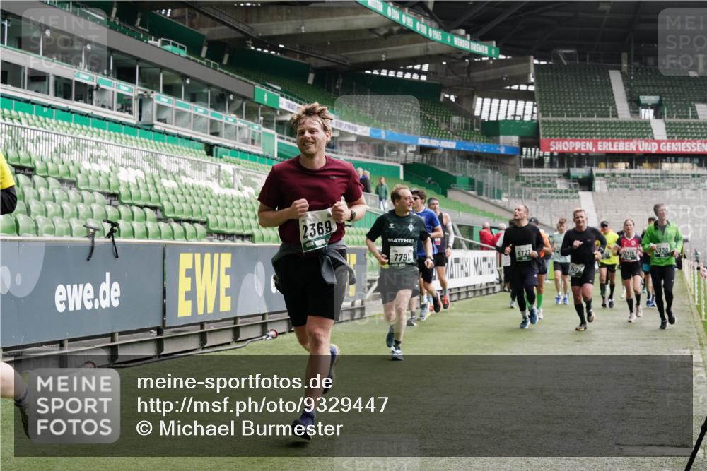 05.10.2025 - 20. swb-Marathon Bremen Michael Burmester http://msf.ph/oto/9329447 05.10.2025 13:01:00 Laufen im Stadion 52, 58, 72, 156, 335, 440, 488, 498, 575, 694, 1017, 1082, 1116, 1182, 1238, 1273, 1423, 1471, 1968, 1973, 1998, 2007, 2196, 2235, 2330, 2369, 2446, 2504, 2661, 2668, 2706, 2712, 2745, 2806, 2822, 2995, 3160, 3209, 3237, 3293, 3360, 3604, 3605, 3979, 4034, 4035, 4128, 4202, 4216, 4263, 4329, 4502, 4661, 4788, 5011, 5048, 5080, 5121, 5183, 5272, 5329, 5414, 5610, 5663, 5727, 5752, 5836, 5841, 5985, 6027, 6057, 6082, 6440, 6523, 6704, 47, 271, 283, 491, 1606, 1806, 2518, 2915 meine-sportfotos.de
