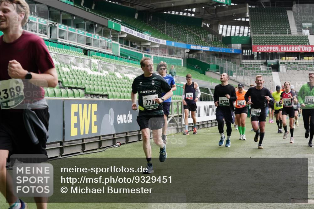 05.10.2025 - 20. swb-Marathon Bremen Michael Burmester http://msf.ph/oto/9329451 05.10.2025 13:01:01 Laufen im Stadion 52, 58, 72, 156, 335, 440, 488, 498, 575, 694, 1017, 1082, 1116, 1182, 1238, 1273, 1423, 1471, 1968, 1973, 1998, 2007, 2196, 2235, 2330, 2369, 2446, 2504, 2661, 2668, 2706, 2712, 2745, 2806, 2822, 2995, 3160, 3209, 3293, 3360, 3604, 3605, 3979, 4034, 4035, 4128, 4202, 4216, 4263, 4329, 4502, 4661, 4788, 5011, 5048, 5080, 5121, 5150, 5183, 5272, 5329, 5414, 5610, 5663, 5727, 5752, 5836, 5841, 5985, 6027, 6057, 6082, 6440, 6523, 6704, 47, 271, 283, 491, 1606, 1806, 2518, 2915 meine-sportfotos.de