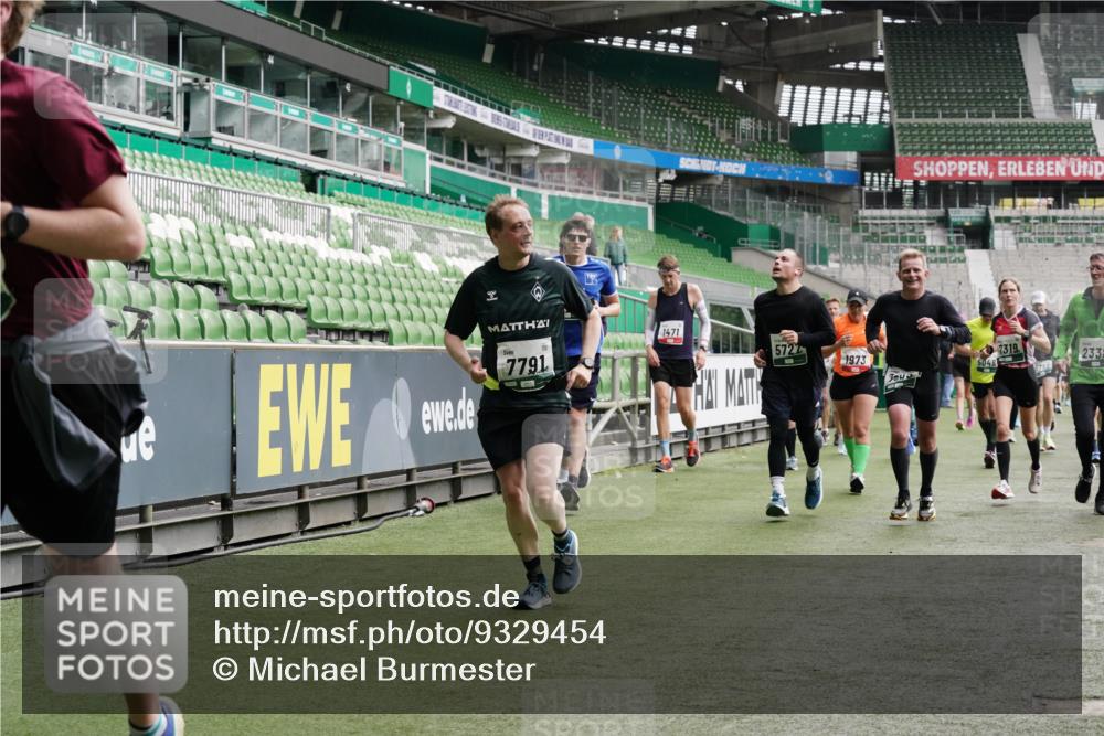 05.10.2025 - 20. swb-Marathon Bremen Michael Burmester http://msf.ph/oto/9329454 05.10.2025 13:01:01 Laufen im Stadion 52, 58, 72, 156, 335, 440, 488, 498, 575, 694, 1017, 1082, 1116, 1182, 1238, 1273, 1423, 1471, 1968, 1973, 1998, 2007, 2196, 2235, 2330, 2369, 2446, 2504, 2661, 2668, 2706, 2712, 2745, 2806, 2822, 2995, 3160, 3209, 3293, 3360, 3604, 3605, 3979, 4034, 4035, 4128, 4202, 4216, 4263, 4329, 4502, 4661, 4788, 5011, 5048, 5080, 5121, 5150, 5183, 5272, 5329, 5414, 5610, 5663, 5727, 5752, 5836, 5841, 5985, 6027, 6057, 6082, 6440, 6523, 6704, 47, 271, 283, 491, 1606, 1806, 2518, 2915 meine-sportfotos.de