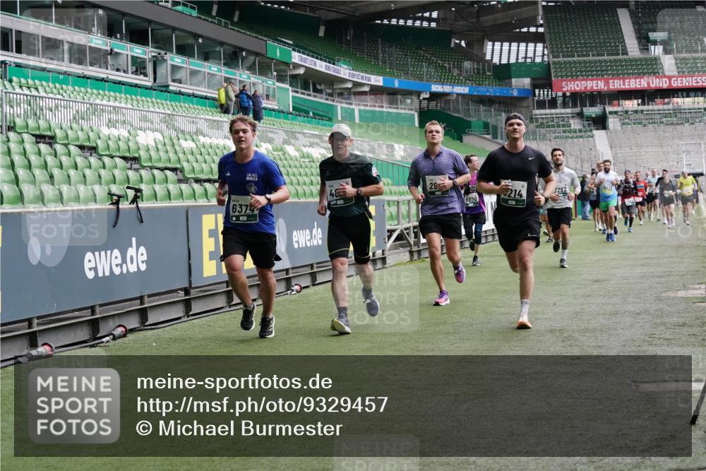 05.10.2025 - 20. swb-Marathon Bremen Michael Burmester http://msf.ph/oto/9329457 05.10.2025 12:59:06 Laufen im Stadion 27, 219, 586, 667, 726, 807, 988, 1043, 1229, 1503, 1516, 1598, 1619, 1711, 1716, 1843, 1854, 2496, 2663, 2797, 2922, 2941, 3141, 3252, 3254, 3467, 3615, 3747, 3791, 3888, 4095, 4113, 4395, 4486, 4522, 4783, 4827, 4909, 4967, 5123, 5261, 5510, 5530, 5584, 5722, 5808, 5878, 5891, 6007, 6030, 6113, 6374, 6561, 6624, 6672, 6882, 6944, 7038, 7169, 7185, 7201, 7262, 7311, 7312, 7511, 7550, 7929, 8097, 8214, 8247, 8355, 8485, 8539, 8972, 9024, 10526, 90, 846, 2158, 4389, 4446 meine-sportfotos.de