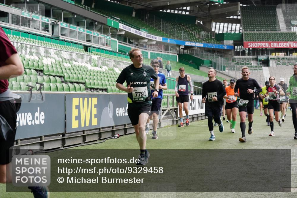 05.10.2025 - 20. swb-Marathon Bremen Michael Burmester http://msf.ph/oto/9329458 05.10.2025 13:01:01 Laufen im Stadion 52, 58, 72, 156, 335, 440, 488, 498, 575, 694, 1017, 1082, 1116, 1182, 1238, 1273, 1423, 1471, 1968, 1973, 1998, 2007, 2196, 2235, 2330, 2369, 2446, 2504, 2661, 2668, 2706, 2712, 2745, 2806, 2822, 2995, 3160, 3209, 3293, 3360, 3604, 3605, 3979, 4034, 4035, 4128, 4202, 4216, 4263, 4329, 4502, 4661, 4788, 5011, 5048, 5080, 5121, 5150, 5183, 5272, 5329, 5414, 5610, 5663, 5727, 5752, 5836, 5841, 5985, 6027, 6057, 6082, 6440, 6523, 6704, 47, 271, 283, 491, 1606, 1806, 2518, 2915 meine-sportfotos.de