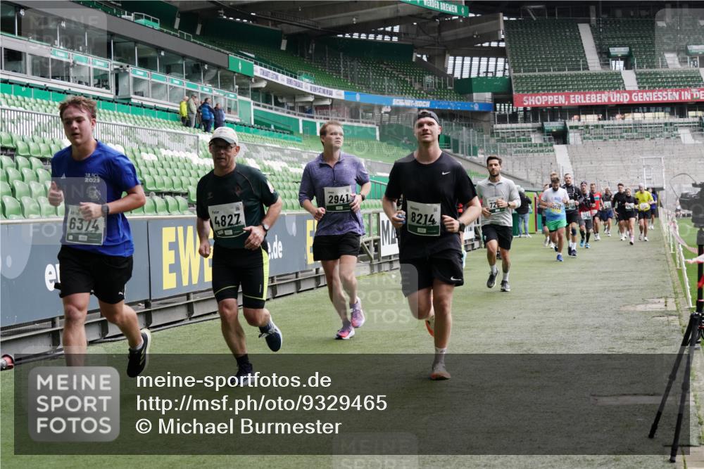 05.10.2025 - 20. swb-Marathon Bremen Michael Burmester http://msf.ph/oto/9329465 05.10.2025 12:59:07 Laufen im Stadion 27, 219, 586, 667, 726, 807, 988, 1043, 1229, 1503, 1516, 1598, 1619, 1711, 1716, 1843, 1854, 2496, 2663, 2797, 2922, 2941, 2945, 3141, 3252, 3254, 3467, 3615, 3747, 3791, 3888, 4095, 4113, 4395, 4486, 4522, 4783, 4827, 4909, 4967, 5123, 5261, 5510, 5530, 5584, 5722, 5808, 5878, 5891, 6007, 6030, 6113, 6374, 6561, 6624, 6672, 6882, 6944, 7038, 7169, 7185, 7201, 7262, 7311, 7312, 7467, 7511, 7550, 7929, 8097, 8214, 8247, 8355, 8485, 8539, 8972, 9024, 10526, 90, 846, 2158, 4446 meine-sportfotos.de