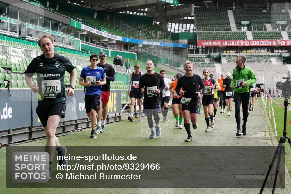 05.10.2025 - 20. swb-Marathon Bremen Michael Burmester http://msf.ph/oto/9329466 05.10.2025 13:01:02 Laufen im Stadion 52, 58, 72, 156, 335, 440, 488, 498, 575, 694, 1017, 1082, 1116, 1182, 1238, 1273, 1423, 1471, 1968, 1973, 1998, 2007, 2196, 2235, 2330, 2369, 2446, 2504, 2661, 2668, 2706, 2712, 2745, 2806, 2822, 2995, 3160, 3209, 3293, 3360, 3604, 3605, 3979, 4034, 4035, 4128, 4216, 4263, 4329, 4502, 4661, 4788, 5011, 5048, 5080, 5121, 5150, 5183, 5272, 5329, 5414, 5610, 5663, 5727, 5752, 5836, 5841, 5985, 6027, 6057, 6082, 6440, 6523, 6704, 47, 271, 283, 491, 694, 1606, 1806, 2518, 2915 meine-sportfotos.de