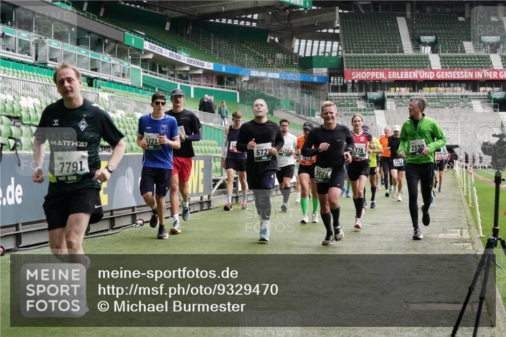 05.10.2025 - 20. swb-Marathon Bremen Michael Burmester http://msf.ph/oto/9329470 05.10.2025 13:01:02 Laufen im Stadion 52, 58, 72, 156, 335, 440, 488, 498, 575, 694, 1017, 1082, 1116, 1182, 1238, 1273, 1423, 1471, 1968, 1973, 1998, 2007, 2196, 2235, 2330, 2369, 2446, 2504, 2661, 2668, 2706, 2712, 2745, 2806, 2822, 2995, 3160, 3209, 3293, 3360, 3604, 3605, 3979, 4034, 4035, 4128, 4216, 4263, 4329, 4502, 4661, 4788, 5011, 5048, 5080, 5121, 5150, 5183, 5272, 5329, 5414, 5610, 5663, 5727, 5752, 5836, 5841, 5985, 6027, 6057, 6082, 6440, 6523, 6704, 47, 271, 283, 491, 694, 1606, 1806, 2518, 2915 meine-sportfotos.de
