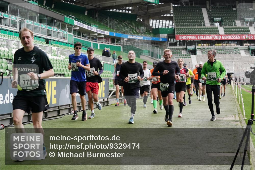 05.10.2025 - 20. swb-Marathon Bremen Michael Burmester http://msf.ph/oto/9329474 05.10.2025 13:01:02 Laufen im Stadion 52, 58, 72, 156, 335, 440, 488, 498, 575, 694, 1017, 1082, 1116, 1182, 1238, 1273, 1423, 1471, 1968, 1973, 1998, 2007, 2196, 2235, 2330, 2369, 2446, 2504, 2661, 2668, 2706, 2712, 2745, 2806, 2822, 2995, 3160, 3209, 3293, 3360, 3604, 3605, 3979, 4034, 4035, 4128, 4216, 4263, 4329, 4502, 4661, 4788, 5011, 5048, 5080, 5121, 5150, 5183, 5272, 5329, 5414, 5610, 5663, 5727, 5752, 5836, 5841, 5985, 6027, 6057, 6082, 6440, 6523, 6704, 47, 271, 283, 491, 694, 1606, 1806, 2518, 2915 meine-sportfotos.de