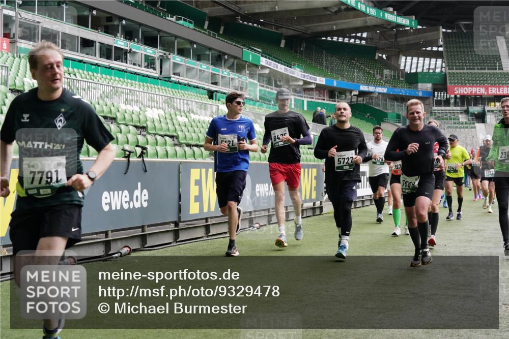 05.10.2025 - 20. swb-Marathon Bremen Michael Burmester http://msf.ph/oto/9329478 05.10.2025 13:01:03 Laufen im Stadion 52, 58, 72, 156, 335, 440, 488, 498, 575, 1017, 1082, 1116, 1182, 1238, 1273, 1423, 1471, 1968, 1973, 1998, 2007, 2196, 2235, 2330, 2369, 2446, 2504, 2661, 2668, 2706, 2712, 2745, 2806, 2822, 2995, 3160, 3209, 3293, 3360, 3604, 3605, 3979, 4034, 4035, 4128, 4216, 4263, 4329, 4502, 4661, 4788, 5011, 5048, 5080, 5121, 5150, 5183, 5272, 5329, 5414, 5610, 5663, 5727, 5752, 5836, 5841, 5985, 6027, 6057, 6082, 6440, 6523, 6704, 47, 271, 283, 491, 694, 1606, 1806, 2518, 2745, 2915 meine-sportfotos.de