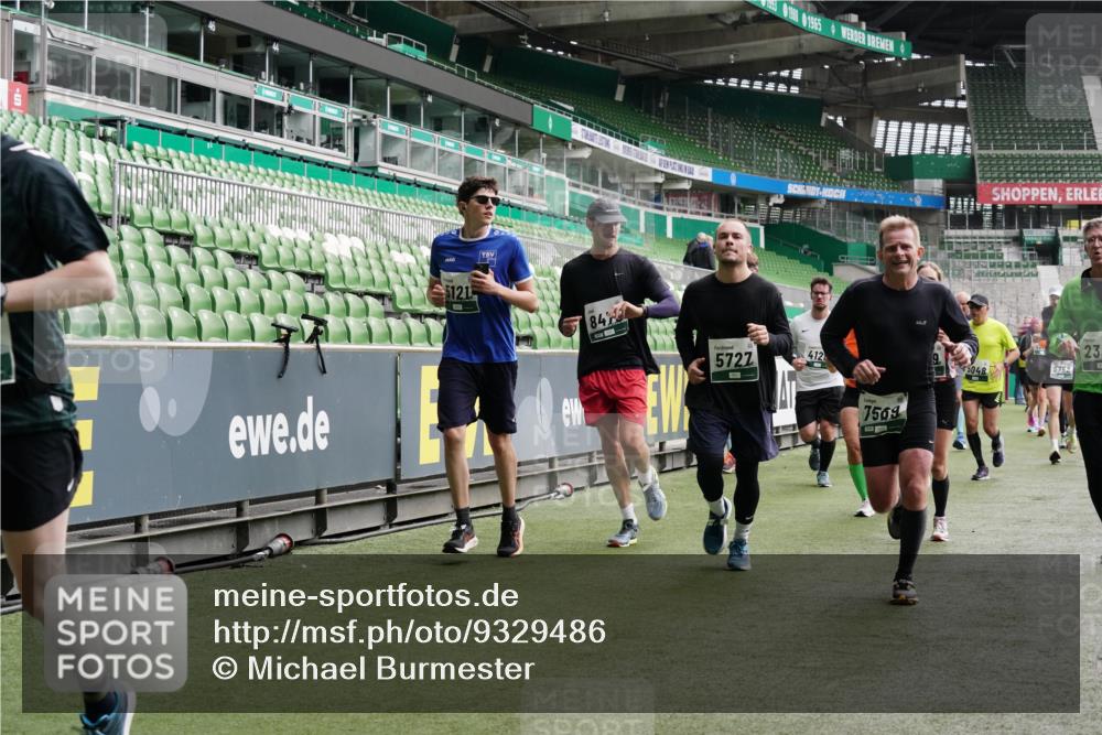 05.10.2025 - 20. swb-Marathon Bremen Michael Burmester http://msf.ph/oto/9329486 05.10.2025 13:01:03 Laufen im Stadion 52, 58, 72, 156, 335, 440, 488, 498, 575, 1017, 1082, 1116, 1182, 1238, 1273, 1423, 1471, 1968, 1973, 1998, 2007, 2196, 2235, 2330, 2369, 2446, 2504, 2661, 2668, 2706, 2712, 2745, 2806, 2822, 2995, 3160, 3209, 3293, 3360, 3604, 3605, 3979, 4034, 4035, 4128, 4216, 4263, 4329, 4502, 4661, 4788, 5011, 5048, 5080, 5121, 5150, 5183, 5272, 5329, 5414, 5610, 5663, 5727, 5752, 5836, 5841, 5985, 6027, 6057, 6082, 6440, 6523, 6704, 47, 271, 283, 491, 694, 1606, 1806, 2518, 2745, 2915 meine-sportfotos.de