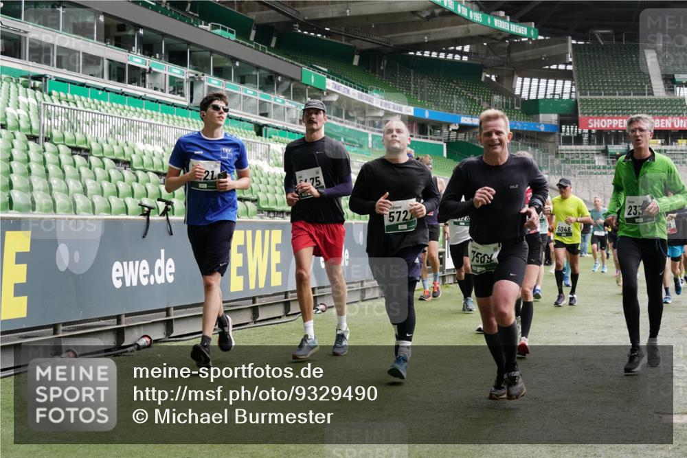 05.10.2025 - 20. swb-Marathon Bremen Michael Burmester http://msf.ph/oto/9329490 05.10.2025 13:01:04 Laufen im Stadion 52, 58, 72, 156, 335, 440, 488, 498, 575, 1017, 1082, 1116, 1182, 1238, 1273, 1423, 1471, 1968, 1973, 1998, 2007, 2196, 2235, 2330, 2369, 2433, 2446, 2504, 2661, 2668, 2706, 2712, 2806, 2822, 2995, 3160, 3209, 3293, 3360, 3604, 3605, 3979, 4034, 4035, 4128, 4216, 4263, 4329, 4502, 4788, 5011, 5048, 5080, 5121, 5150, 5183, 5272, 5329, 5414, 5610, 5663, 5727, 5752, 5836, 5841, 5985, 6027, 6057, 6082, 6440, 6523, 6704, 47, 271, 283, 491, 694, 1606, 1806, 2518, 2745, 2915 meine-sportfotos.de