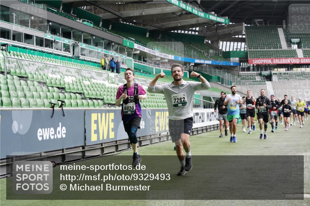 05.10.2025 - 20. swb-Marathon Bremen Michael Burmester http://msf.ph/oto/9329493 05.10.2025 12:59:10 Laufen im Stadion 27, 219, 586, 667, 726, 807, 988, 1043, 1229, 1503, 1516, 1598, 1619, 1711, 1843, 1854, 2496, 2663, 2797, 2922, 2941, 2945, 3141, 3252, 3254, 3467, 3615, 3747, 3791, 3888, 4095, 4113, 4395, 4486, 4522, 4783, 4827, 4909, 4967, 5123, 5261, 5510, 5530, 5584, 5722, 5808, 5878, 5891, 6007, 6030, 6113, 6374, 6561, 6624, 6672, 6882, 7169, 7185, 7201, 7262, 7311, 7312, 7398, 7467, 7511, 7550, 7906, 7929, 8097, 8214, 8247, 8355, 8485, 8539, 9024, 10526, 90, 4446 meine-sportfotos.de