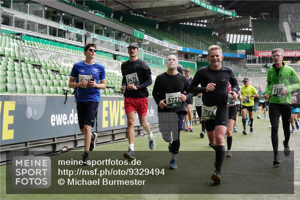05.10.2025 - 20. swb-Marathon Bremen Michael Burmester http://msf.ph/oto/9329494 05.10.2025 13:01:04 Laufen im Stadion 52, 58, 72, 156, 335, 440, 488, 498, 575, 1017, 1082, 1116, 1182, 1238, 1273, 1423, 1471, 1968, 1973, 1998, 2007, 2196, 2235, 2330, 2369, 2433, 2446, 2504, 2661, 2668, 2706, 2712, 2806, 2822, 2995, 3160, 3209, 3293, 3360, 3604, 3605, 3979, 4034, 4035, 4128, 4216, 4263, 4329, 4502, 4788, 5011, 5048, 5080, 5121, 5150, 5183, 5272, 5329, 5414, 5610, 5663, 5727, 5752, 5836, 5841, 5985, 6027, 6057, 6082, 6440, 6523, 6704, 47, 271, 283, 491, 694, 1606, 1806, 2518, 2745, 2915 meine-sportfotos.de