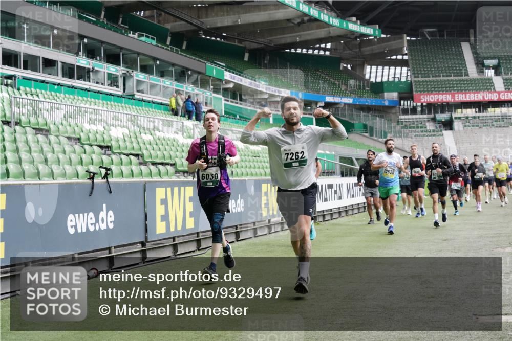 05.10.2025 - 20. swb-Marathon Bremen Michael Burmester http://msf.ph/oto/9329497 05.10.2025 12:59:10 Laufen im Stadion 27, 219, 586, 667, 726, 807, 988, 1043, 1229, 1503, 1516, 1598, 1619, 1711, 1843, 1854, 2496, 2663, 2797, 2922, 2941, 2945, 3141, 3252, 3254, 3467, 3615, 3747, 3791, 3888, 4095, 4113, 4395, 4486, 4522, 4783, 4827, 4909, 4967, 5123, 5261, 5510, 5530, 5584, 5722, 5808, 5878, 5891, 6007, 6030, 6113, 6374, 6561, 6624, 6672, 6882, 7169, 7185, 7201, 7262, 7311, 7312, 7398, 7467, 7511, 7550, 7906, 7929, 8097, 8214, 8247, 8355, 8485, 8539, 9024, 10526, 90, 4446 meine-sportfotos.de