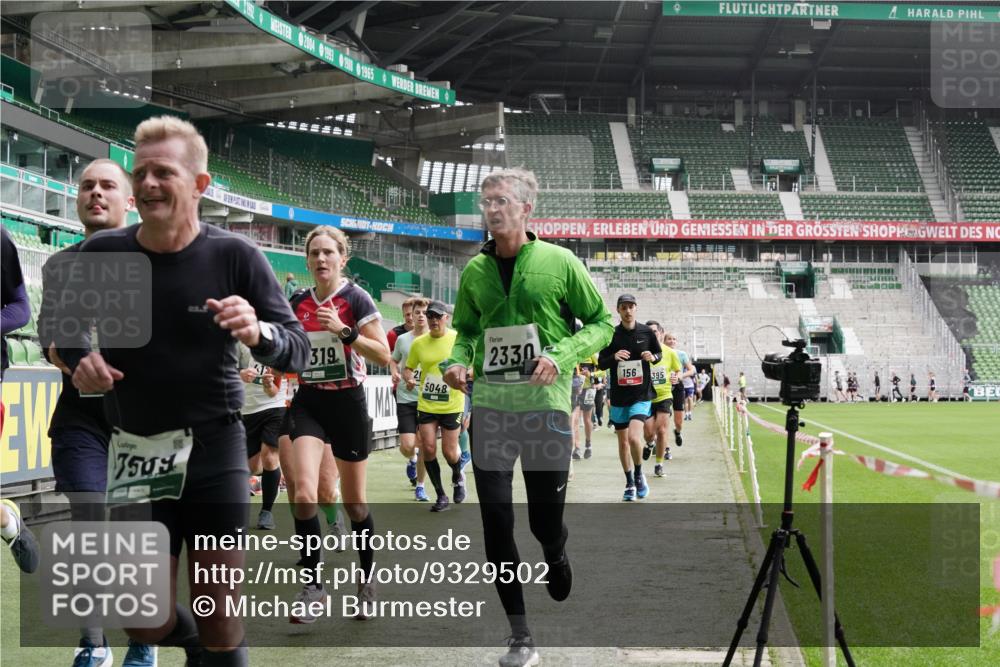 05.10.2025 - 20. swb-Marathon Bremen Michael Burmester http://msf.ph/oto/9329502 05.10.2025 13:01:05 Laufen im Stadion 52, 58, 72, 156, 335, 440, 488, 498, 575, 1017, 1082, 1116, 1182, 1238, 1273, 1423, 1471, 1968, 1973, 1998, 2007, 2196, 2235, 2330, 2369, 2433, 2446, 2504, 2661, 2668, 2706, 2712, 2806, 2822, 2995, 3160, 3209, 3293, 3360, 3604, 3605, 3877, 3979, 4034, 4035, 4128, 4216, 4263, 4329, 4502, 4788, 5011, 5048, 5080, 5121, 5150, 5183, 5272, 5329, 5414, 5610, 5663, 5727, 5752, 5836, 5841, 5985, 6027, 6057, 6082, 6440, 6523, 6704, 47, 271, 283, 491, 694, 1606, 1806, 2518, 2745, 2915 meine-sportfotos.de