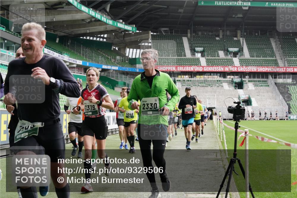 05.10.2025 - 20. swb-Marathon Bremen Michael Burmester http://msf.ph/oto/9329506 05.10.2025 13:01:05 Laufen im Stadion 52, 58, 72, 156, 335, 440, 488, 498, 575, 1017, 1082, 1116, 1182, 1238, 1273, 1423, 1471, 1968, 1973, 1998, 2007, 2196, 2235, 2330, 2369, 2433, 2446, 2504, 2661, 2668, 2706, 2712, 2806, 2822, 2995, 3160, 3209, 3293, 3360, 3604, 3605, 3877, 3979, 4034, 4035, 4128, 4216, 4263, 4329, 4502, 4788, 5011, 5048, 5080, 5121, 5150, 5183, 5272, 5329, 5414, 5610, 5663, 5727, 5752, 5836, 5841, 5985, 6027, 6057, 6082, 6440, 6523, 6704, 47, 271, 283, 491, 694, 1606, 1806, 2518, 2745, 2915 meine-sportfotos.de