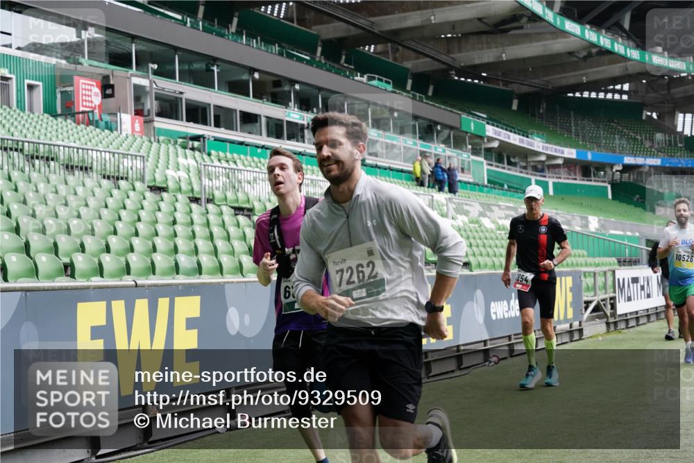 05.10.2025 - 20. swb-Marathon Bremen Michael Burmester http://msf.ph/oto/9329509 05.10.2025 12:59:11 Laufen im Stadion 27, 219, 586, 667, 726, 807, 988, 1043, 1229, 1503, 1516, 1598, 1619, 1711, 1843, 1854, 2496, 2663, 2797, 2922, 2941, 2945, 3141, 3252, 3254, 3467, 3615, 3747, 3791, 3888, 4095, 4113, 4380, 4395, 4486, 4522, 4783, 4827, 4909, 4967, 5123, 5261, 5510, 5530, 5584, 5722, 5808, 5878, 5891, 6007, 6030, 6113, 6374, 6561, 6624, 6672, 6882, 7169, 7185, 7201, 7262, 7311, 7312, 7398, 7467, 7511, 7550, 7906, 7929, 8097, 8214, 8247, 8355, 8485, 8539, 9024, 10526, 90, 726 meine-sportfotos.de
