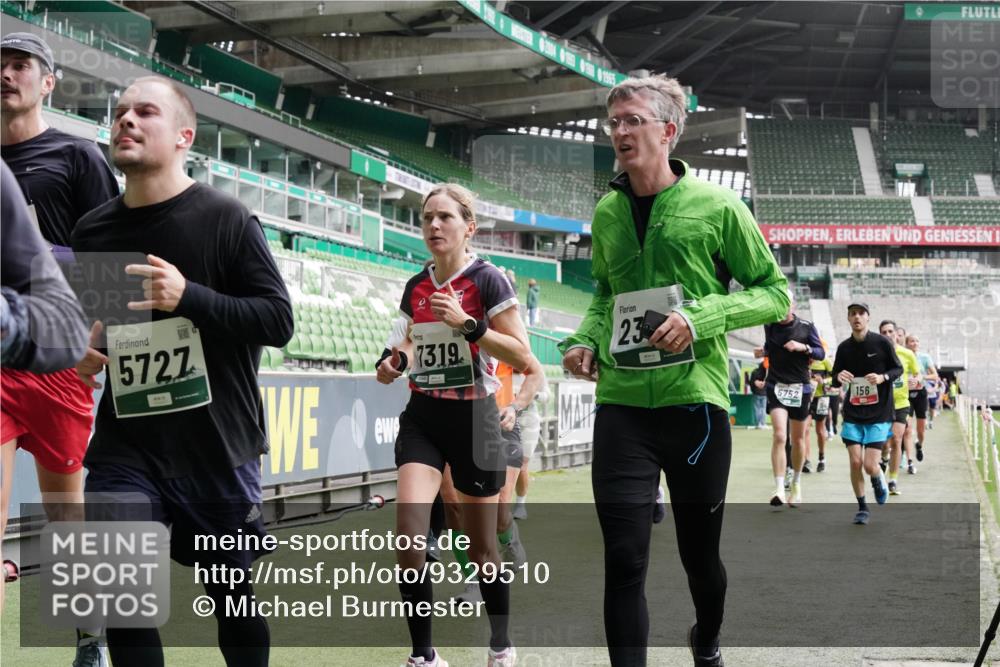 05.10.2025 - 20. swb-Marathon Bremen Michael Burmester http://msf.ph/oto/9329510 05.10.2025 13:01:05 Laufen im Stadion 52, 58, 72, 156, 335, 440, 488, 498, 575, 1017, 1082, 1116, 1182, 1238, 1273, 1423, 1471, 1968, 1973, 1998, 2007, 2196, 2235, 2330, 2369, 2433, 2446, 2504, 2661, 2668, 2706, 2712, 2806, 2822, 2995, 3160, 3209, 3293, 3360, 3604, 3605, 3877, 3979, 4034, 4035, 4128, 4216, 4263, 4329, 4502, 4788, 5011, 5048, 5080, 5121, 5150, 5183, 5272, 5329, 5414, 5610, 5663, 5727, 5752, 5836, 5841, 5985, 6027, 6057, 6082, 6440, 6523, 6704, 47, 271, 283, 491, 694, 1606, 1806, 2518, 2745, 2915 meine-sportfotos.de