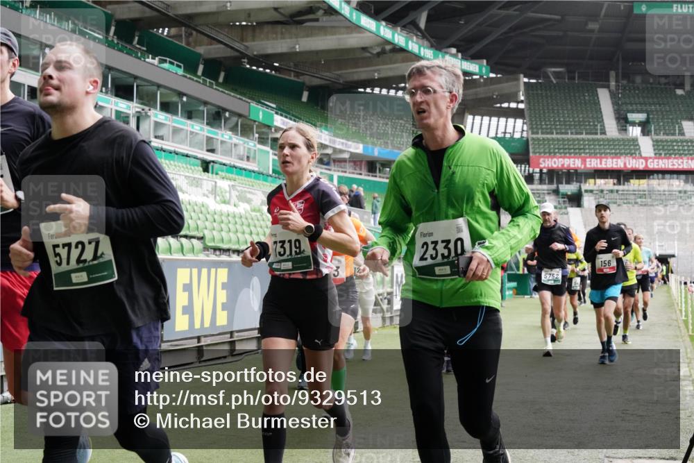 05.10.2025 - 20. swb-Marathon Bremen Michael Burmester http://msf.ph/oto/9329513 05.10.2025 13:01:05 Laufen im Stadion 52, 58, 72, 156, 335, 440, 488, 498, 575, 1017, 1082, 1116, 1182, 1238, 1273, 1423, 1471, 1968, 1973, 1998, 2007, 2196, 2235, 2330, 2369, 2433, 2446, 2504, 2661, 2668, 2706, 2712, 2806, 2822, 2995, 3160, 3209, 3293, 3360, 3604, 3605, 3877, 3979, 4034, 4035, 4128, 4216, 4263, 4329, 4502, 4788, 5011, 5048, 5080, 5121, 5150, 5183, 5272, 5329, 5414, 5610, 5663, 5727, 5752, 5836, 5841, 5985, 6027, 6057, 6082, 6440, 6523, 6704, 47, 271, 283, 491, 694, 1606, 1806, 2518, 2745, 2915 meine-sportfotos.de