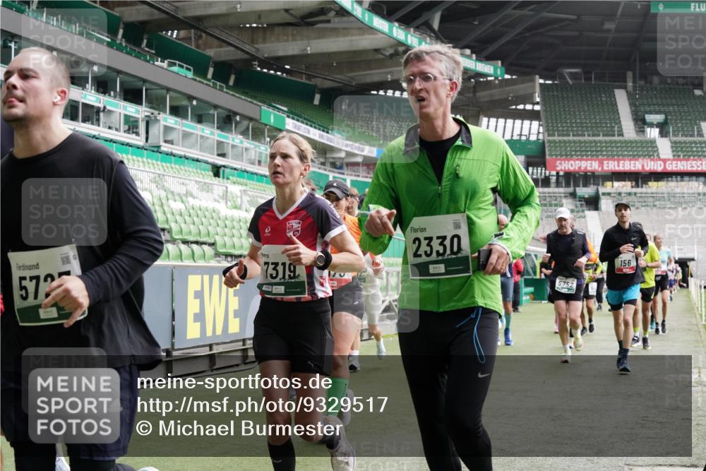 05.10.2025 - 20. swb-Marathon Bremen Michael Burmester http://msf.ph/oto/9329517 05.10.2025 13:01:05 Laufen im Stadion 52, 58, 72, 156, 335, 440, 488, 498, 575, 1017, 1082, 1116, 1182, 1238, 1273, 1423, 1471, 1968, 1973, 1998, 2007, 2196, 2235, 2330, 2369, 2433, 2446, 2504, 2661, 2668, 2706, 2712, 2806, 2822, 2995, 3160, 3209, 3293, 3360, 3604, 3605, 3877, 3979, 4034, 4035, 4128, 4216, 4263, 4329, 4502, 4788, 5011, 5048, 5080, 5121, 5150, 5183, 5272, 5329, 5414, 5610, 5663, 5727, 5752, 5836, 5841, 5985, 6027, 6057, 6082, 6440, 6523, 6704, 47, 271, 283, 491, 694, 1606, 1806, 2518, 2745, 2915 meine-sportfotos.de