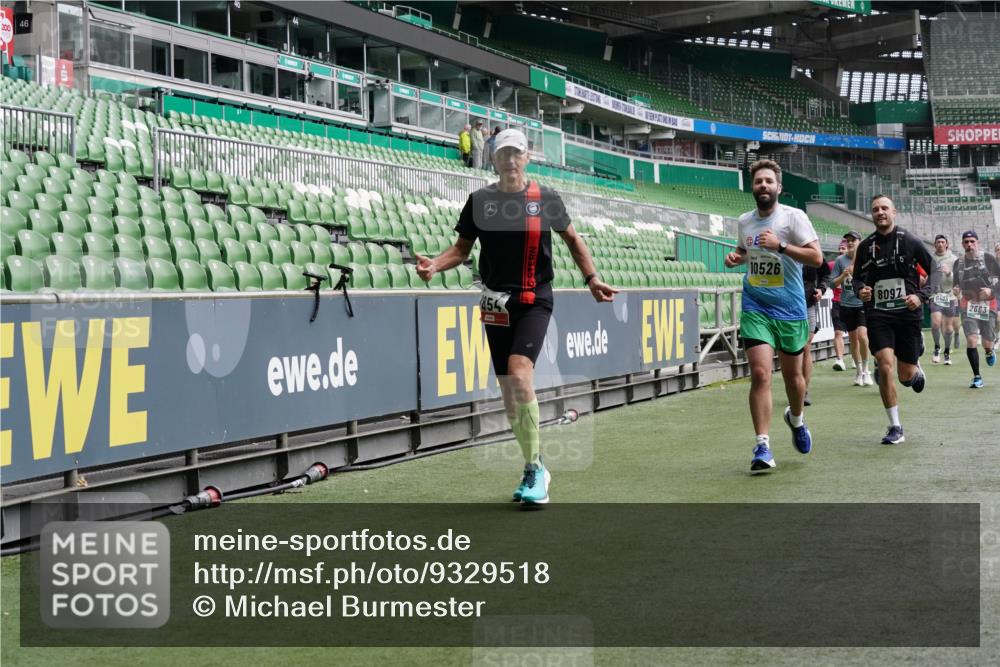 05.10.2025 - 20. swb-Marathon Bremen Michael Burmester http://msf.ph/oto/9329518 05.10.2025 12:59:12 Laufen im Stadion 27, 219, 226, 586, 667, 807, 988, 1043, 1229, 1503, 1516, 1598, 1619, 1711, 1843, 1854, 2496, 2663, 2797, 2922, 2941, 2945, 3086, 3087, 3141, 3252, 3254, 3467, 3615, 3747, 3791, 3888, 4095, 4113, 4380, 4395, 4486, 4522, 4783, 4827, 4909, 4967, 5123, 5261, 5510, 5530, 5584, 5722, 5808, 5878, 5891, 6007, 6030, 6113, 6374, 6561, 6624, 6672, 6882, 7169, 7185, 7201, 7262, 7311, 7312, 7398, 7467, 7511, 7550, 7906, 7929, 8097, 8214, 8247, 8355, 8485, 8539, 9024, 9072, 10526, 90, 726 meine-sportfotos.de