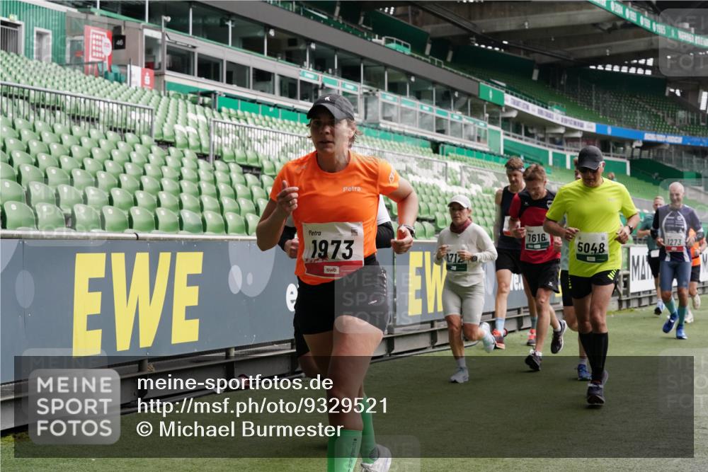 05.10.2025 - 20. swb-Marathon Bremen Michael Burmester http://msf.ph/oto/9329521 05.10.2025 13:01:07 Laufen im Stadion 52, 58, 72, 156, 335, 440, 488, 575, 1017, 1082, 1116, 1182, 1238, 1273, 1423, 1471, 1893, 1968, 1973, 1998, 2007, 2196, 2235, 2330, 2369, 2433, 2446, 2504, 2661, 2668, 2706, 2712, 2806, 2822, 2995, 3209, 3293, 3360, 3604, 3605, 3877, 3979, 4128, 4216, 4263, 4329, 4502, 4788, 5011, 5048, 5080, 5121, 5150, 5183, 5272, 5329, 5414, 5610, 5663, 5727, 5752, 5836, 5841, 5985, 6027, 6057, 6082, 6440, 6523, 6704, 47, 271, 283, 491, 498, 694, 1606, 1806, 2518, 2745, 2915 meine-sportfotos.de