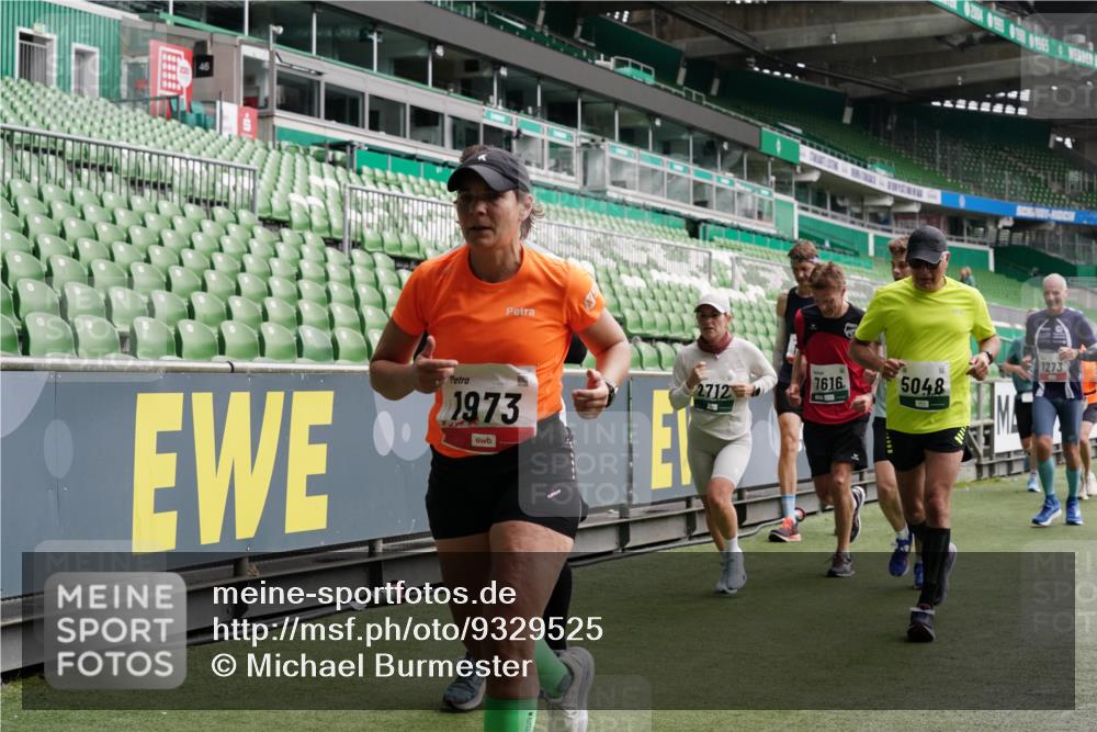 05.10.2025 - 20. swb-Marathon Bremen Michael Burmester http://msf.ph/oto/9329525 05.10.2025 13:01:07 Laufen im Stadion 52, 58, 72, 156, 335, 440, 488, 575, 1017, 1082, 1116, 1182, 1238, 1273, 1423, 1471, 1893, 1968, 1973, 1998, 2007, 2196, 2235, 2330, 2369, 2433, 2446, 2504, 2661, 2668, 2706, 2712, 2806, 2822, 2995, 3209, 3293, 3360, 3604, 3605, 3877, 3979, 4128, 4216, 4263, 4329, 4502, 4788, 5011, 5048, 5080, 5121, 5150, 5183, 5272, 5329, 5414, 5610, 5663, 5727, 5752, 5836, 5841, 5985, 6027, 6057, 6082, 6440, 6523, 6704, 47, 271, 283, 491, 498, 694, 1606, 1806, 2518, 2745, 2915 meine-sportfotos.de