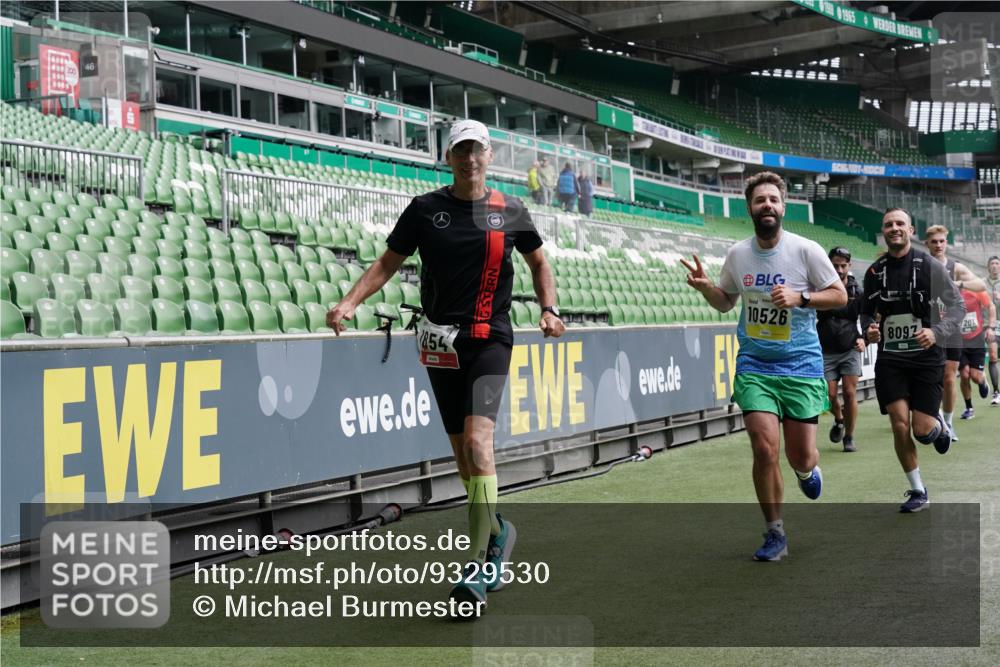 05.10.2025 - 20. swb-Marathon Bremen Michael Burmester http://msf.ph/oto/9329530 05.10.2025 12:59:13 Laufen im Stadion 27, 99, 219, 226, 586, 667, 807, 1043, 1229, 1503, 1516, 1598, 1619, 1711, 1843, 1854, 2496, 2663, 2797, 2922, 2941, 2945, 3086, 3087, 3141, 3252, 3254, 3467, 3615, 3747, 3791, 3888, 4095, 4113, 4380, 4395, 4486, 4522, 4783, 4827, 4909, 4967, 5123, 5261, 5510, 5530, 5584, 5722, 5808, 5878, 5891, 6007, 6030, 6113, 6374, 6561, 6624, 6672, 6882, 7169, 7185, 7201, 7262, 7311, 7312, 7398, 7467, 7511, 7550, 7906, 7929, 8097, 8214, 8247, 8355, 8485, 8539, 9024, 9072, 10526, 90, 726 meine-sportfotos.de