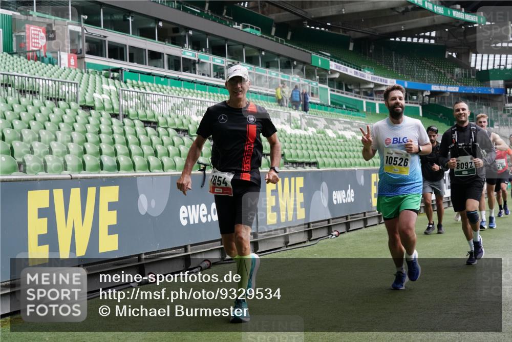 05.10.2025 - 20. swb-Marathon Bremen Michael Burmester http://msf.ph/oto/9329534 05.10.2025 12:59:13 Laufen im Stadion 27, 99, 219, 226, 586, 667, 807, 1043, 1229, 1503, 1516, 1598, 1619, 1711, 1843, 1854, 2496, 2663, 2797, 2922, 2941, 2945, 3086, 3087, 3141, 3252, 3254, 3467, 3615, 3747, 3791, 3888, 4095, 4113, 4380, 4395, 4486, 4522, 4783, 4827, 4909, 4967, 5123, 5261, 5510, 5530, 5584, 5722, 5808, 5878, 5891, 6007, 6030, 6113, 6374, 6561, 6624, 6672, 6882, 7169, 7185, 7201, 7262, 7311, 7312, 7398, 7467, 7511, 7550, 7906, 7929, 8097, 8214, 8247, 8355, 8485, 8539, 9024, 9072, 10526, 90, 726 meine-sportfotos.de