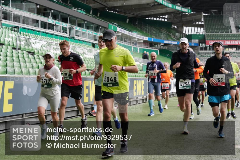 05.10.2025 - 20. swb-Marathon Bremen Michael Burmester http://msf.ph/oto/9329537 05.10.2025 13:01:08 Laufen im Stadion 52, 58, 72, 156, 335, 440, 488, 575, 1017, 1082, 1116, 1182, 1238, 1273, 1423, 1471, 1893, 1968, 1973, 1998, 2007, 2196, 2235, 2330, 2369, 2433, 2446, 2504, 2661, 2668, 2706, 2712, 2806, 2822, 2995, 3209, 3293, 3360, 3387, 3604, 3605, 3877, 3979, 4128, 4216, 4263, 4329, 4502, 4788, 5011, 5048, 5080, 5121, 5150, 5183, 5272, 5329, 5414, 5610, 5663, 5727, 5752, 5836, 5841, 5985, 6027, 6057, 6082, 6440, 6523, 6704, 47, 271, 283, 491, 498, 694, 1116, 1606, 1806, 2518, 2745, 2915 meine-sportfotos.de