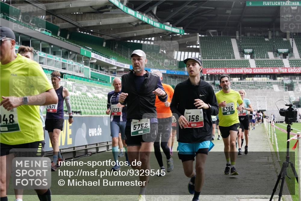 05.10.2025 - 20. swb-Marathon Bremen Michael Burmester http://msf.ph/oto/9329545 05.10.2025 13:01:09 Laufen im Stadion 52, 58, 72, 156, 335, 440, 488, 575, 1017, 1082, 1182, 1238, 1273, 1423, 1893, 1968, 1973, 1998, 2196, 2235, 2330, 2369, 2433, 2446, 2504, 2661, 2668, 2706, 2712, 2806, 2822, 2995, 3209, 3293, 3360, 3387, 3604, 3877, 3979, 4128, 4216, 4263, 4329, 4502, 4618, 4788, 5011, 5048, 5080, 5121, 5150, 5183, 5272, 5329, 5414, 5610, 5663, 5727, 5752, 5836, 5841, 5985, 6027, 6057, 6082, 6440, 6523, 47, 271, 283, 491, 498, 575, 694, 1116, 1606, 1806, 2518, 2745, 2915 meine-sportfotos.de