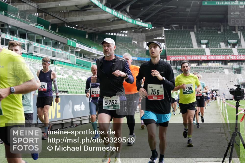 05.10.2025 - 20. swb-Marathon Bremen Michael Burmester http://msf.ph/oto/9329549 05.10.2025 13:01:09 Laufen im Stadion 52, 58, 72, 156, 335, 440, 488, 575, 1017, 1082, 1182, 1238, 1273, 1423, 1893, 1968, 1973, 1998, 2196, 2235, 2330, 2369, 2433, 2446, 2504, 2661, 2668, 2706, 2712, 2806, 2822, 2995, 3209, 3293, 3360, 3387, 3604, 3877, 3979, 4128, 4216, 4263, 4329, 4502, 4618, 4788, 5011, 5048, 5080, 5121, 5150, 5183, 5272, 5329, 5414, 5610, 5663, 5727, 5752, 5836, 5841, 5985, 6027, 6057, 6082, 6440, 6523, 47, 271, 283, 491, 498, 575, 694, 1116, 1606, 1806, 2518, 2745, 2915 meine-sportfotos.de