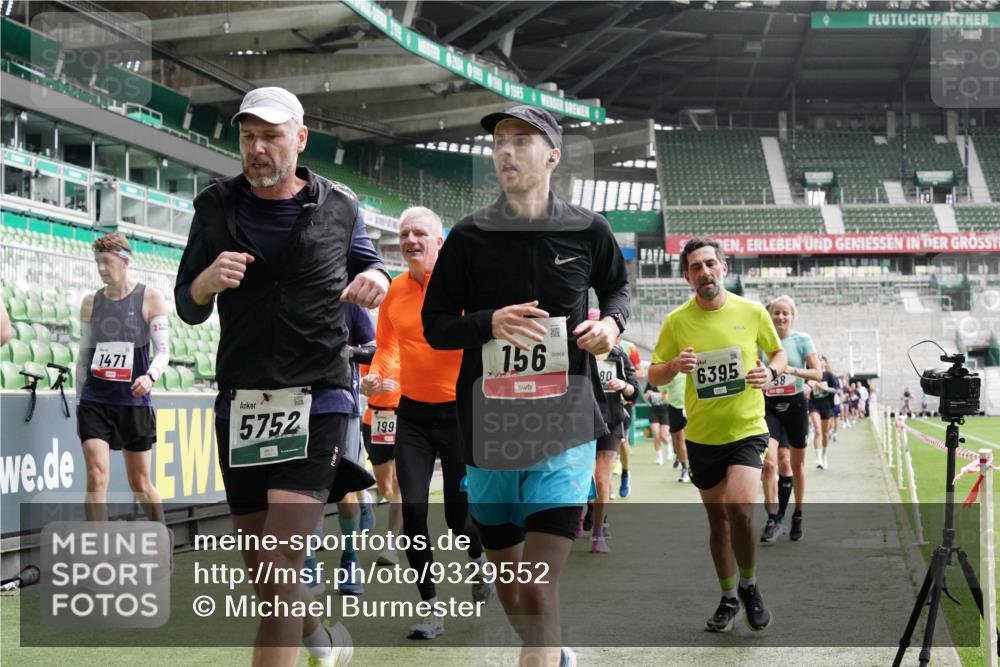05.10.2025 - 20. swb-Marathon Bremen Michael Burmester http://msf.ph/oto/9329552 05.10.2025 13:01:09 Laufen im Stadion 52, 58, 72, 156, 335, 440, 488, 575, 1017, 1082, 1182, 1238, 1273, 1423, 1893, 1968, 1973, 1998, 2196, 2235, 2330, 2369, 2433, 2446, 2504, 2661, 2668, 2706, 2712, 2806, 2822, 2995, 3209, 3293, 3360, 3387, 3604, 3877, 3979, 4128, 4216, 4263, 4329, 4502, 4618, 4788, 5011, 5048, 5080, 5121, 5150, 5183, 5272, 5329, 5414, 5610, 5663, 5727, 5752, 5836, 5841, 5985, 6027, 6057, 6082, 6440, 6523, 47, 271, 283, 491, 498, 575, 694, 1116, 1606, 1806, 2518, 2745, 2915 meine-sportfotos.de