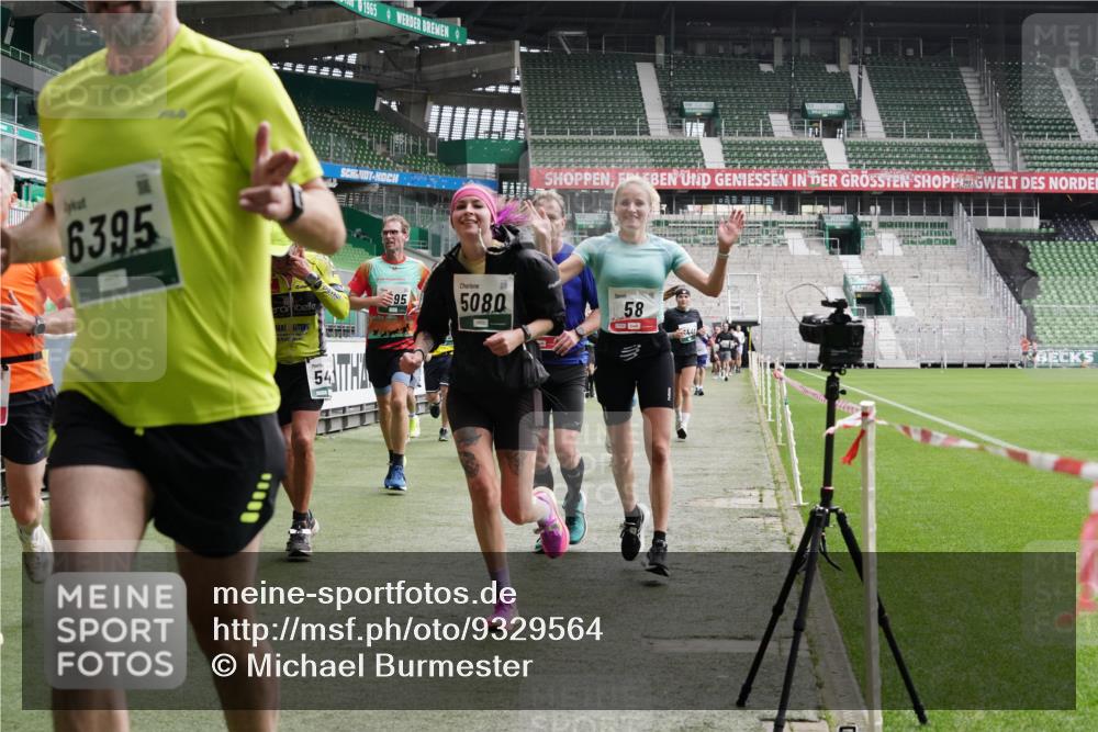 05.10.2025 - 20. swb-Marathon Bremen Michael Burmester http://msf.ph/oto/9329564 05.10.2025 13:01:11 Laufen im Stadion 52, 58, 72, 156, 335, 440, 488, 1017, 1082, 1182, 1238, 1273, 1423, 1893, 1968, 1973, 1998, 2102, 2196, 2235, 2330, 2369, 2433, 2446, 2661, 2668, 2706, 2712, 2806, 2822, 2918, 2995, 3209, 3360, 3387, 3604, 3662, 3663, 3877, 3979, 4128, 4216, 4263, 4329, 4502, 4618, 4788, 5011, 5048, 5080, 5121, 5150, 5183, 5272, 5329, 5414, 5610, 5663, 5727, 5752, 5836, 5841, 5985, 6027, 6057, 6082, 6440, 6523, 47, 283, 491, 498, 575, 694, 1017, 1116, 1606, 1806, 2518, 2745, 2915 meine-sportfotos.de