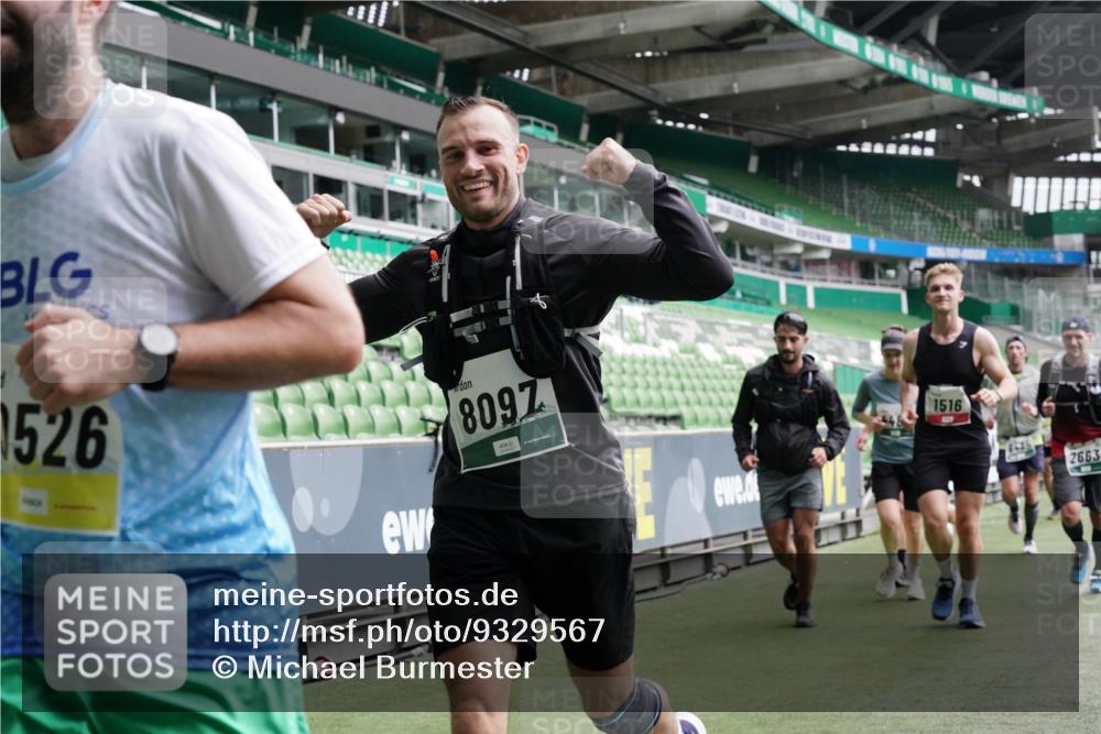 05.10.2025 - 20. swb-Marathon Bremen Michael Burmester http://msf.ph/oto/9329567 05.10.2025 12:59:15 Laufen im Stadion 27, 99, 219, 226, 586, 667, 807, 1043, 1229, 1516, 1598, 1619, 1711, 1843, 1854, 2496, 2663, 2797, 2941, 2945, 3086, 3087, 3141, 3252, 3615, 3747, 3791, 3888, 4095, 4113, 4380, 4395, 4486, 4522, 4783, 4827, 4909, 4967, 5123, 5510, 5530, 5584, 5722, 5808, 5878, 5891, 6007, 6030, 6113, 6374, 6561, 6624, 6672, 6882, 7169, 7185, 7201, 7262, 7311, 7312, 7398, 7421, 7467, 7511, 7550, 7906, 7929, 8097, 8214, 8247, 8355, 8372, 8485, 8539, 8981, 9024, 9072, 10526, 90, 726 meine-sportfotos.de