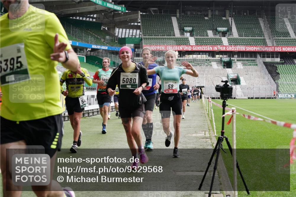 05.10.2025 - 20. swb-Marathon Bremen Michael Burmester http://msf.ph/oto/9329568 05.10.2025 13:01:11 Laufen im Stadion 52, 58, 72, 156, 335, 440, 488, 1017, 1082, 1182, 1238, 1273, 1423, 1893, 1968, 1973, 1998, 2102, 2196, 2235, 2330, 2369, 2433, 2446, 2661, 2668, 2706, 2712, 2806, 2822, 2918, 2995, 3209, 3360, 3387, 3604, 3662, 3663, 3877, 3979, 4128, 4216, 4263, 4329, 4502, 4618, 4788, 5011, 5048, 5080, 5121, 5150, 5183, 5272, 5329, 5414, 5610, 5663, 5727, 5752, 5836, 5841, 5985, 6027, 6057, 6082, 6440, 6523, 47, 283, 491, 498, 575, 694, 1017, 1116, 1606, 1806, 2518, 2745, 2915 meine-sportfotos.de
