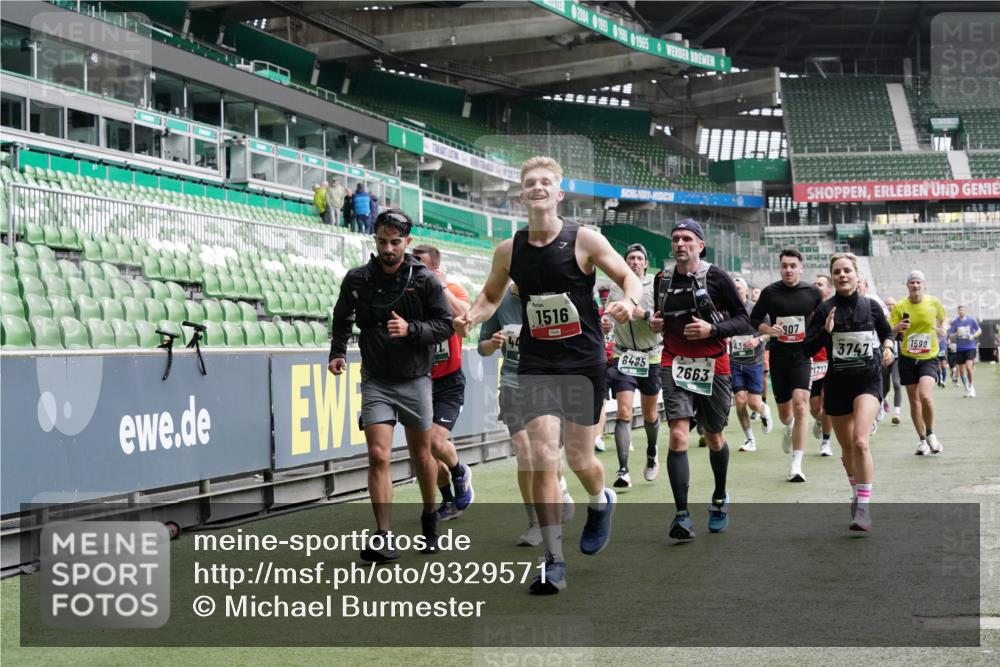 05.10.2025 - 20. swb-Marathon Bremen Michael Burmester http://msf.ph/oto/9329571 05.10.2025 12:59:16 Laufen im Stadion 27, 99, 219, 226, 586, 667, 807, 1043, 1229, 1516, 1598, 1619, 1711, 1843, 1854, 2496, 2663, 2797, 2941, 2945, 3086, 3087, 3141, 3252, 3615, 3747, 3791, 3888, 4095, 4113, 4380, 4395, 4486, 4522, 4783, 4827, 4909, 4967, 5123, 5510, 5530, 5584, 5722, 5808, 5878, 5891, 6007, 6030, 6113, 6374, 6561, 6624, 6672, 6882, 7169, 7185, 7201, 7262, 7311, 7312, 7398, 7421, 7467, 7511, 7550, 7906, 7929, 8097, 8214, 8247, 8355, 8372, 8485, 8539, 8981, 9024, 9072, 10526, 726 meine-sportfotos.de