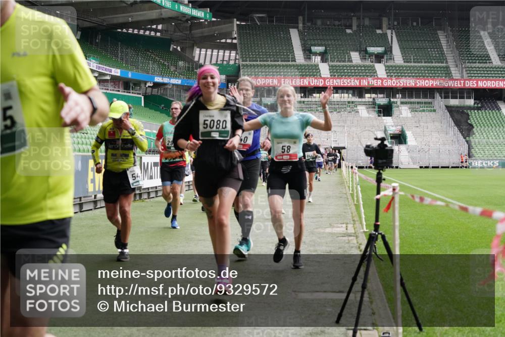 05.10.2025 - 20. swb-Marathon Bremen Michael Burmester http://msf.ph/oto/9329572 05.10.2025 13:01:11 Laufen im Stadion 52, 58, 72, 156, 335, 440, 488, 1017, 1082, 1182, 1238, 1273, 1423, 1893, 1968, 1973, 1998, 2102, 2196, 2235, 2330, 2369, 2433, 2446, 2661, 2668, 2706, 2712, 2806, 2822, 2918, 2995, 3209, 3360, 3387, 3604, 3662, 3663, 3877, 3979, 4128, 4216, 4263, 4329, 4502, 4618, 4788, 5011, 5048, 5080, 5121, 5150, 5183, 5272, 5329, 5414, 5610, 5663, 5727, 5752, 5836, 5841, 5985, 6027, 6057, 6082, 6440, 6523, 47, 283, 491, 498, 575, 694, 1017, 1116, 1606, 1806, 2518, 2745, 2915 meine-sportfotos.de