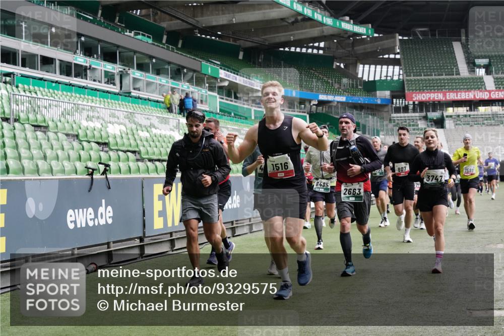 05.10.2025 - 20. swb-Marathon Bremen Michael Burmester http://msf.ph/oto/9329575 05.10.2025 12:59:16 Laufen im Stadion 27, 99, 219, 226, 586, 667, 807, 1043, 1229, 1516, 1598, 1619, 1711, 1843, 1854, 2496, 2663, 2797, 2941, 2945, 3086, 3087, 3141, 3252, 3615, 3747, 3791, 3888, 4095, 4113, 4380, 4395, 4486, 4522, 4783, 4827, 4909, 4967, 5123, 5510, 5530, 5584, 5722, 5808, 5878, 5891, 6007, 6030, 6113, 6374, 6561, 6624, 6672, 6882, 7169, 7185, 7201, 7262, 7311, 7312, 7398, 7421, 7467, 7511, 7550, 7906, 7929, 8097, 8214, 8247, 8355, 8372, 8485, 8539, 8981, 9024, 9072, 10526, 726 meine-sportfotos.de