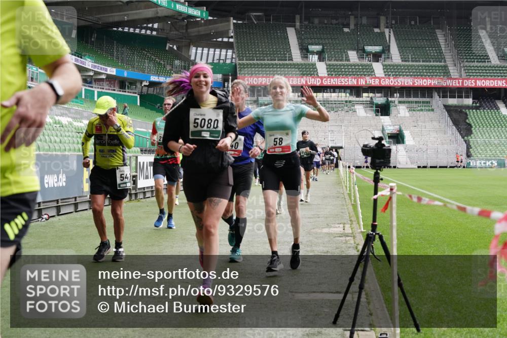 05.10.2025 - 20. swb-Marathon Bremen Michael Burmester http://msf.ph/oto/9329576 05.10.2025 13:01:11 Laufen im Stadion 52, 58, 72, 156, 335, 440, 488, 1017, 1082, 1182, 1238, 1273, 1423, 1893, 1968, 1973, 1998, 2102, 2196, 2235, 2330, 2369, 2433, 2446, 2661, 2668, 2706, 2712, 2806, 2822, 2918, 2995, 3209, 3360, 3387, 3604, 3662, 3663, 3877, 3979, 4128, 4216, 4263, 4329, 4502, 4618, 4788, 5011, 5048, 5080, 5121, 5150, 5183, 5272, 5329, 5414, 5610, 5663, 5727, 5752, 5836, 5841, 5985, 6027, 6057, 6082, 6440, 6523, 47, 283, 491, 498, 575, 694, 1017, 1116, 1606, 1806, 2518, 2745, 2915 meine-sportfotos.de